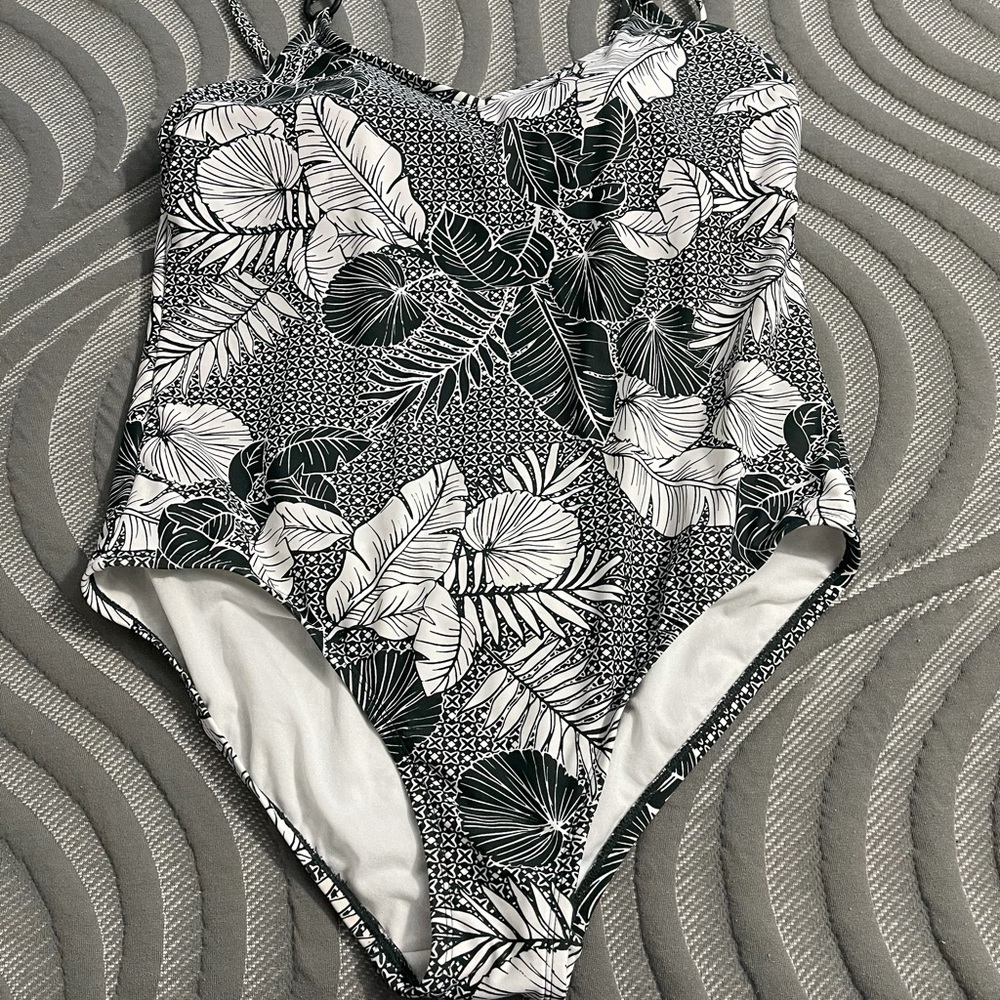 Swimsuits - Picture 6 of 8